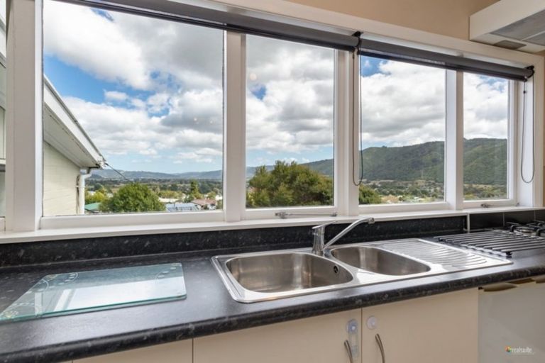 Photo of property in 19 Vista Crescent, Maoribank, Upper Hutt, 5018