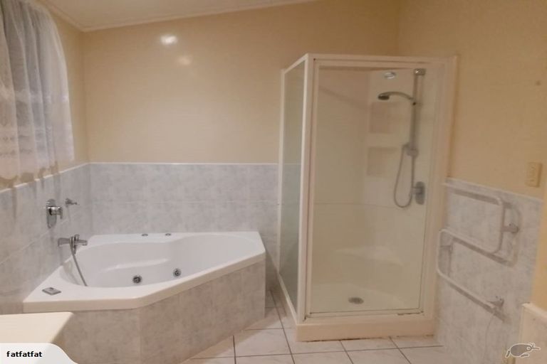 Photo of property in 10 Raleigh Road, Northcote, Auckland, 0627