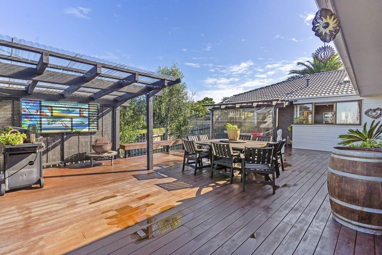 Photo of property in 33 Channing Crescent, Botany Downs, Auckland, 2010