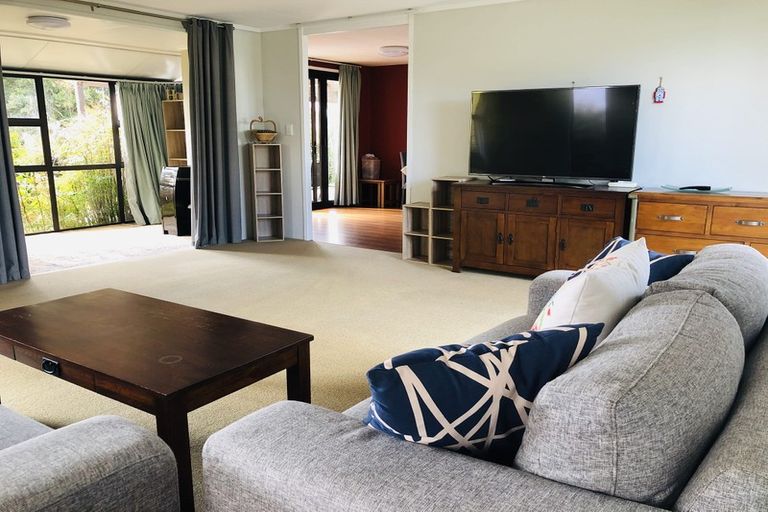 Photo of property in 11 Halldene Terrace, Red Beach, 0932