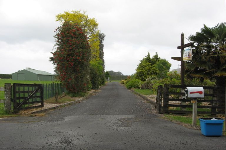 Photo of property in 873 Waitakere Road, Kumeu, 0891