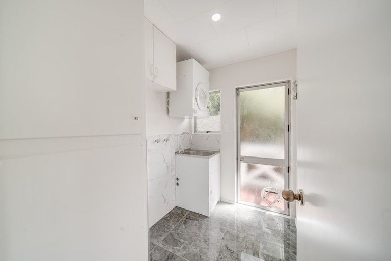 Photo of property in 1/2 Netherlands Avenue, Kelston, Auckland, 0602