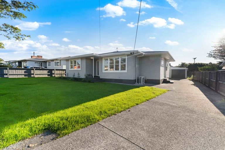 Photo of property in 24 Cobham Crescent, Kelston, Auckland, 0602