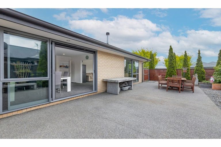 Photo of property in 16 Huntingdon Drive, Rangiora, 7400