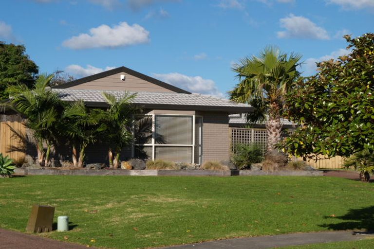 Photo of property in 27 John Lister Close, Golflands, Auckland, 2013