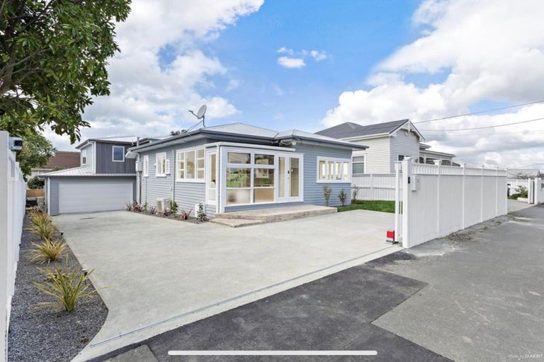 Photo of property in 60 Lake Road, Narrow Neck, Auckland, 0624