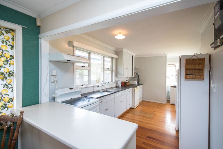 Photo of property in 23 Featherston Street, Takaro, Palmerston North, 4412