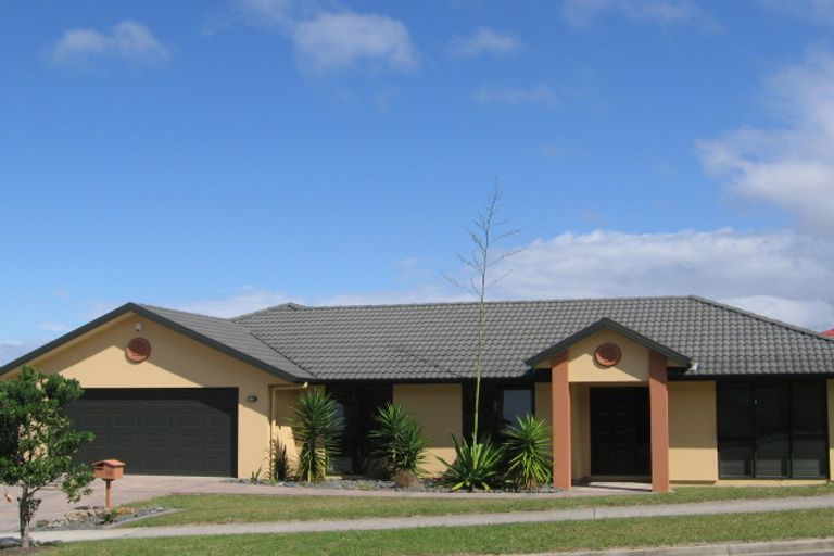 Photo of property in 28 Rising Parade, Fairview Heights, Auckland, 0632