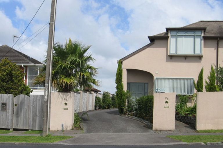 Photo of property in 1/98 East Coast Road, Forrest Hill, Auckland, 0620