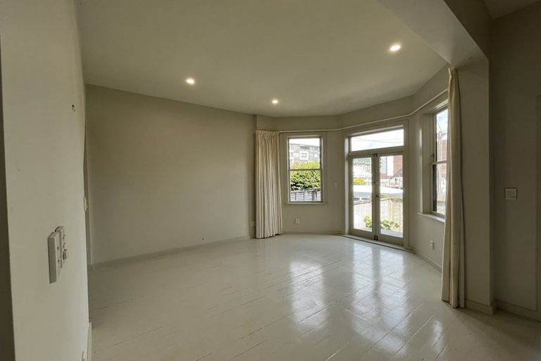 Photo of property in 14 Edge Hill, Mount Victoria, Wellington, 6011