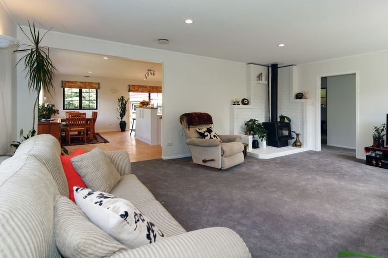 Photo of property in 34 Napuka Road, Henderson Valley, Auckland, 0612