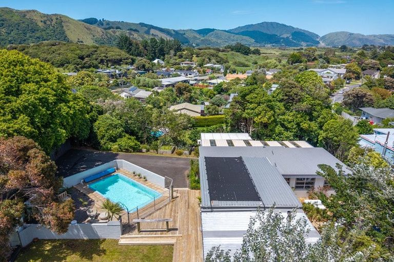 Photo of property in 48 Tiromoana Road, Raumati South, Paraparaumu, 5032