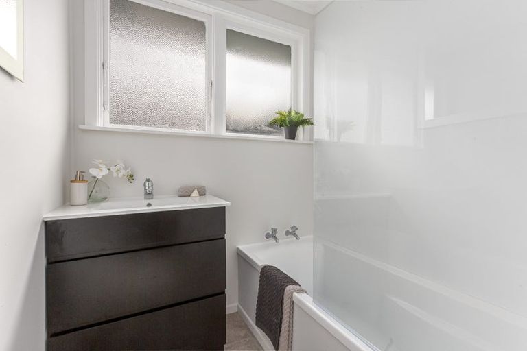 Photo of property in 32 Beauzami Crescent, Ascot Park, Porirua, 5024