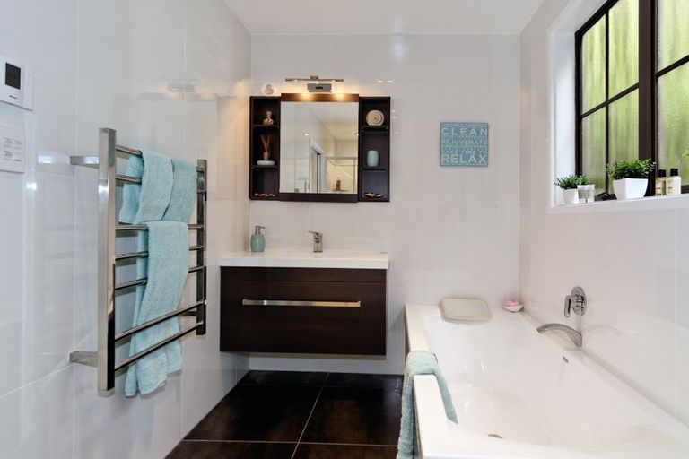 Photo of property in 34 Napuka Road, Henderson Valley, Auckland, 0612