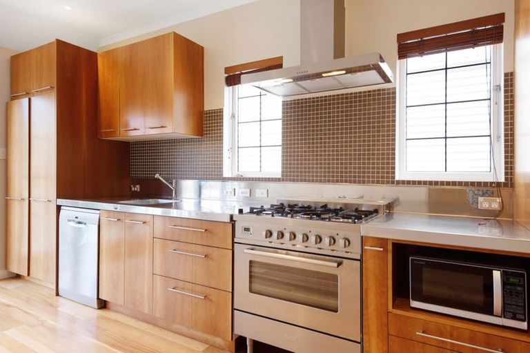 Photo of property in 16 Burnell Avenue, Thorndon, Wellington, 6011