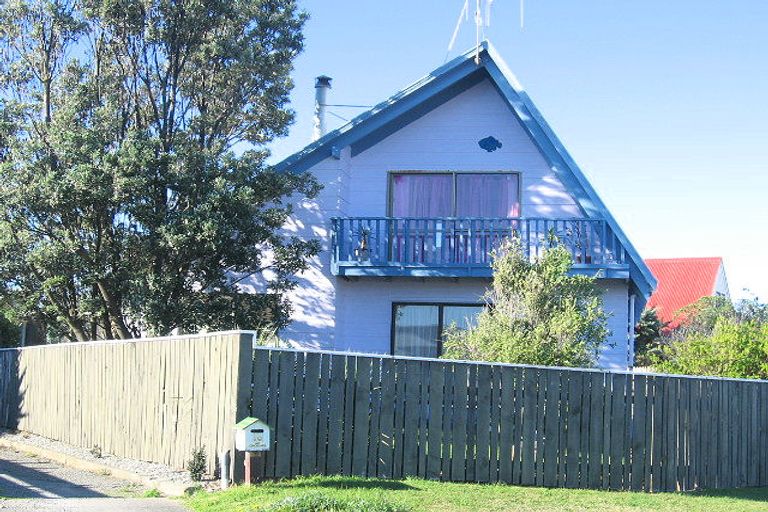 Photo of property in 32 Simcox Street, Otaki Beach, Otaki, 5512