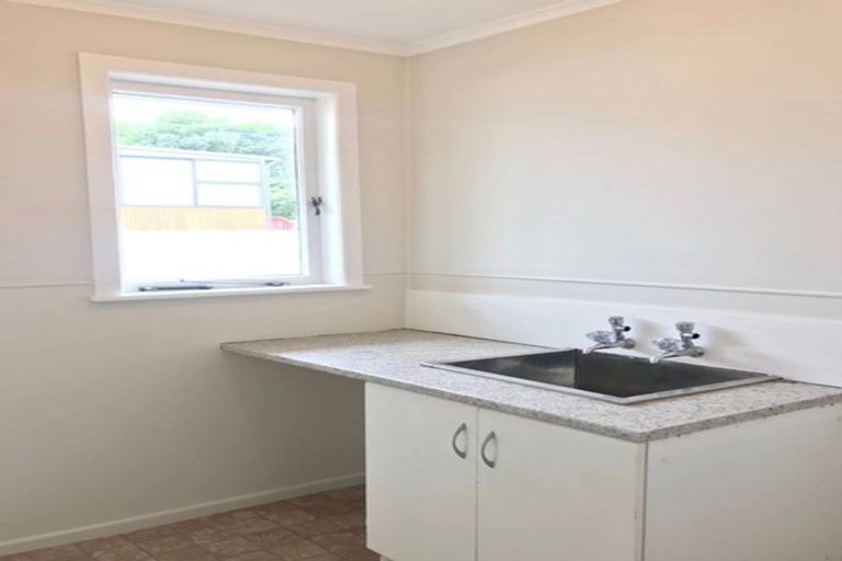 Photo of property in 4 Harding Avenue, Te Atatu South, Auckland, 0610