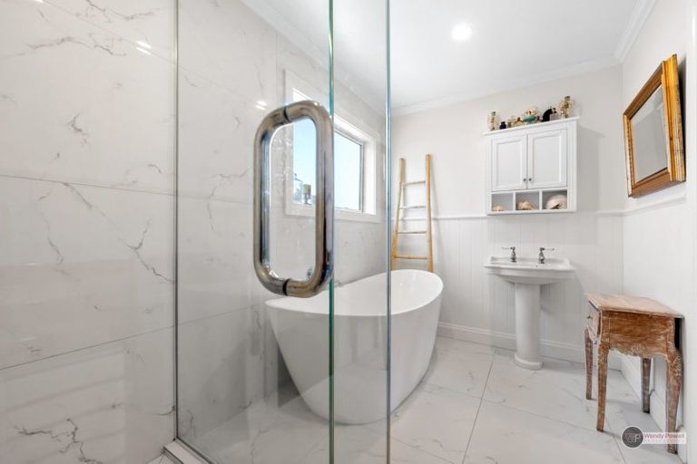 Photo of property in 10 Chestnut Grove, Maungaraki, Lower Hutt, 5010