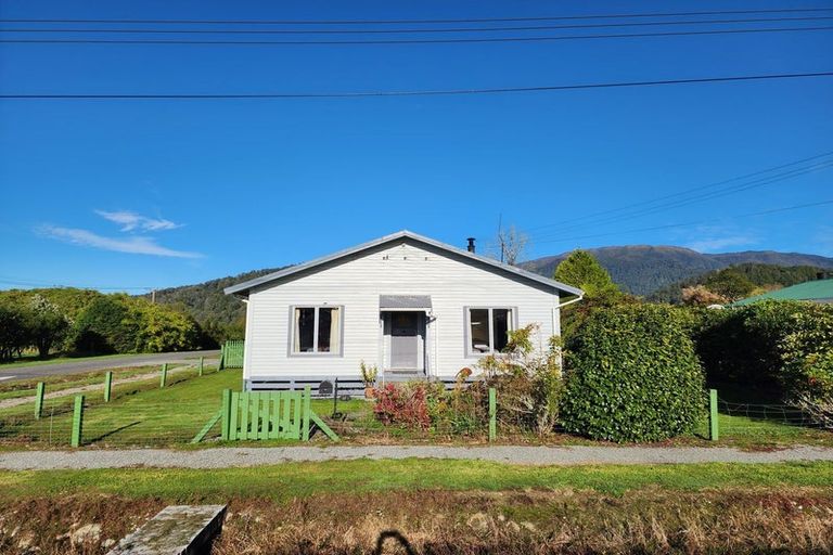 Photo of property in 24 Brodie Street, Blackball, 7804