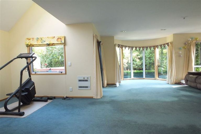 Photo of property in 11 Brockhall Lane, Avonhead, Christchurch, 8042