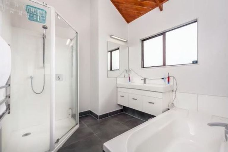 Photo of property in 1/6 Glucina Avenue, West Harbour, Auckland, 0618