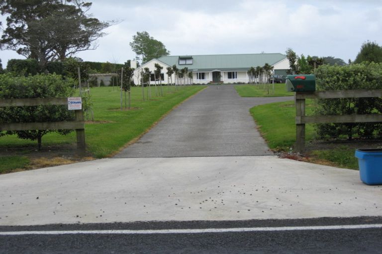 Photo of property in 881 Waitakere Road, Kumeu, 0891