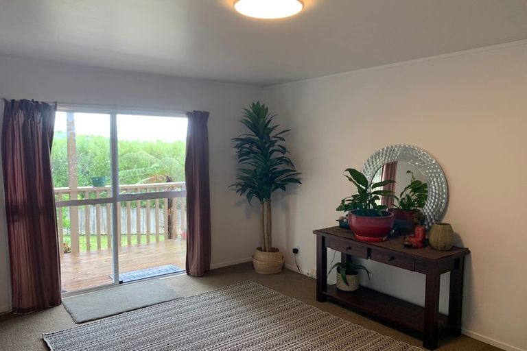 Photo of property in 15 Worthington Place, West Harbour, Auckland, 0618