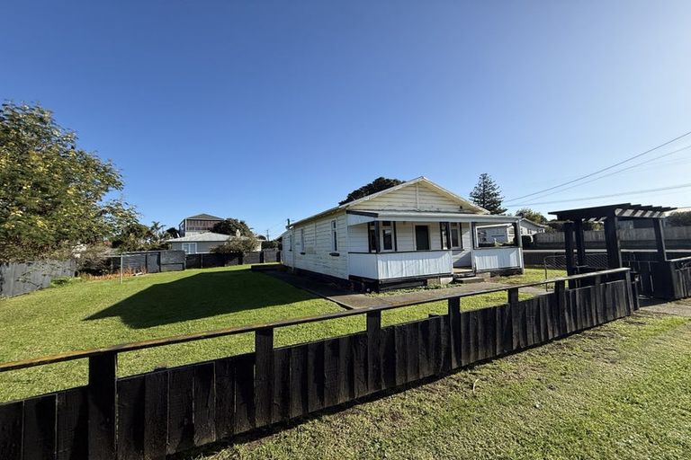 Photo of property in 163 Cornfoot Street, Castlecliff, Whanganui, 4501