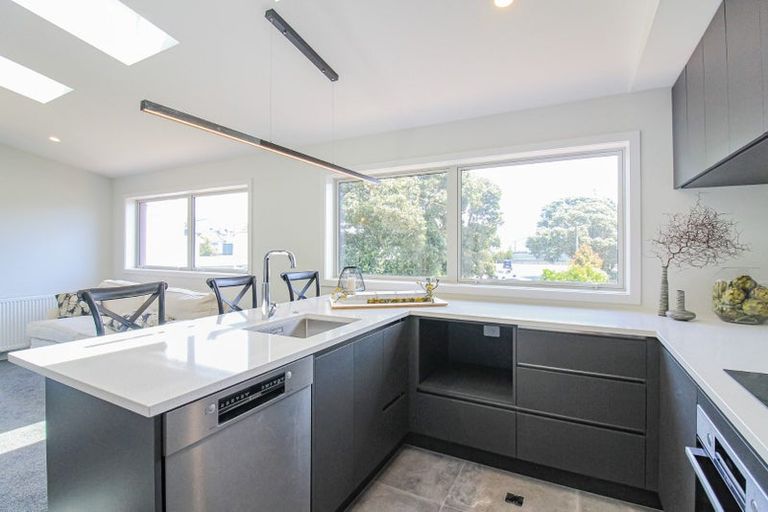 Photo of property in 1/7 Grays Road, Plimmerton, Porirua, 5026