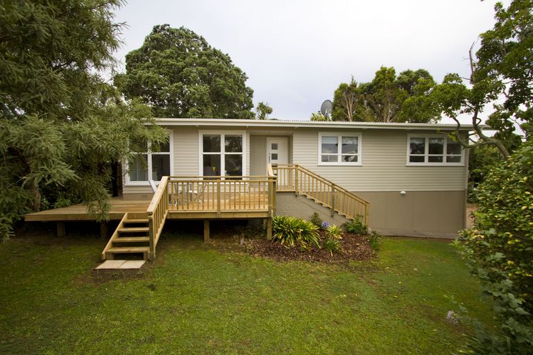 Photo of property in 13 Lantana Road, Green Bay, Auckland, 0604