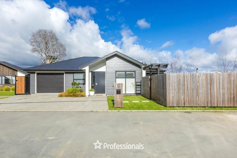 Photo of property in 5 Nikau Lane, Timberlea, Upper Hutt, 5018