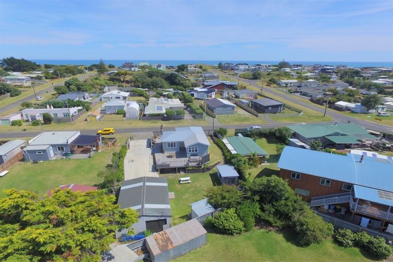 Photo of property in 21 Signal Street, Foxton Beach, Foxton, 4815