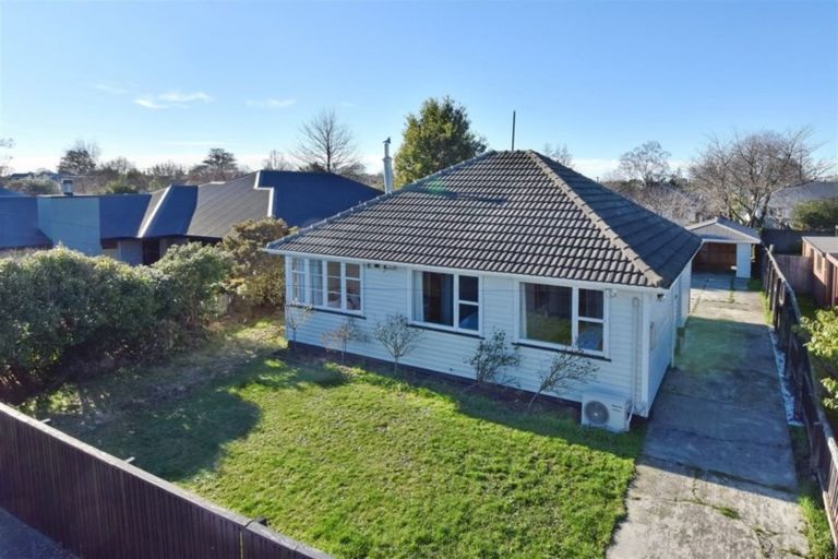Photo of property in 16 Bateman Avenue, Bryndwr, Christchurch, 8053