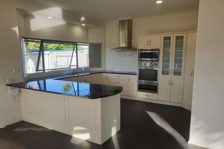Photo of property in 92 Whangaparaoa Road, Red Beach, 0932