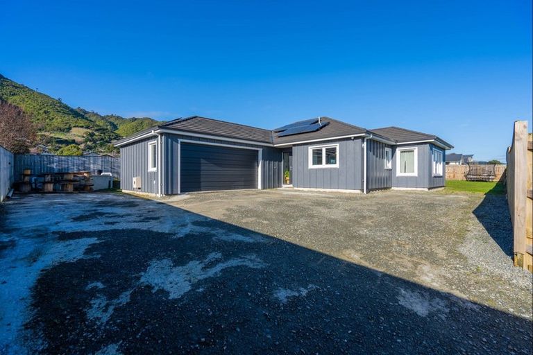 Photo of property in 12 Mahia Lane, Waikanae, 5036
