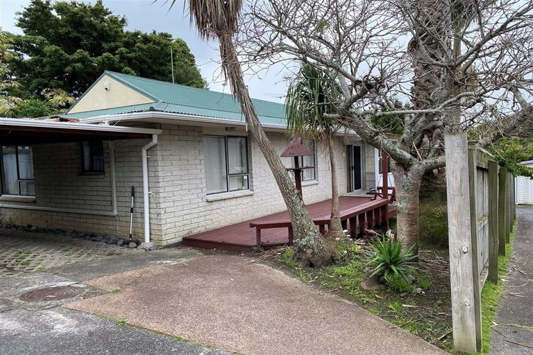 Photo of property in 2/3 Barron Drive, Green Bay, Auckland, 0604