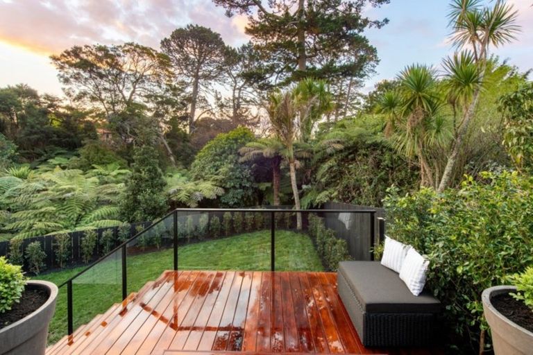 Photo of property in 33 Outlook Road, Greenhithe, Auckland, 0632