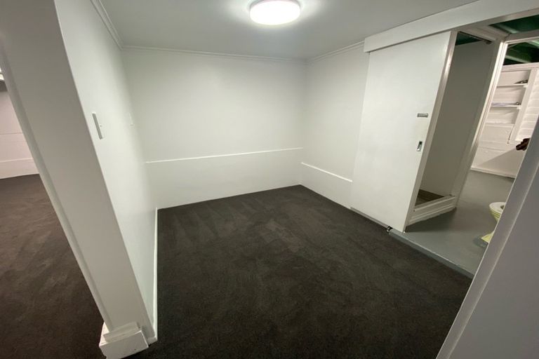 Photo of property in 43 Onewa Road, Northcote, Auckland, 0627