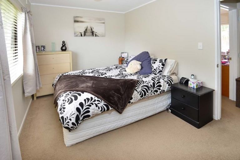 Photo of property in 14 Royalty Rise, Red Beach, 0932