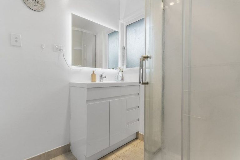 Photo of property in 1/17 Crystal Avenue, Glendene, Auckland, 0602