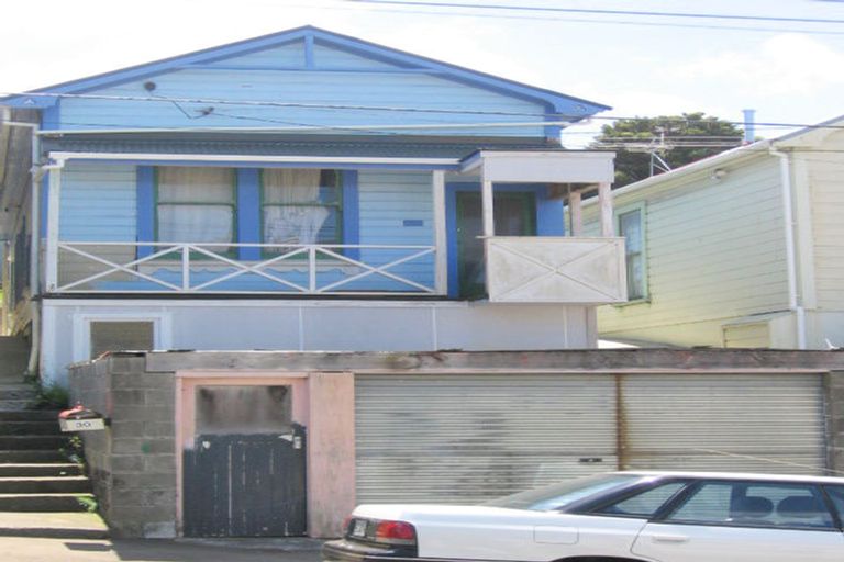 Photo of property in 30 Rolleston Street, Mount Cook, Wellington, 6021