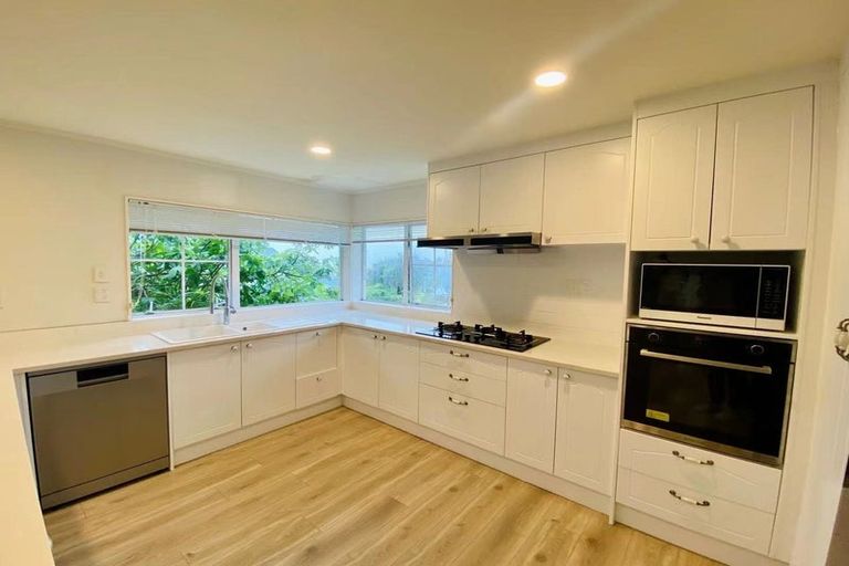 Photo of property in 1/133a Hobsonville Road, West Harbour, Auckland, 0618