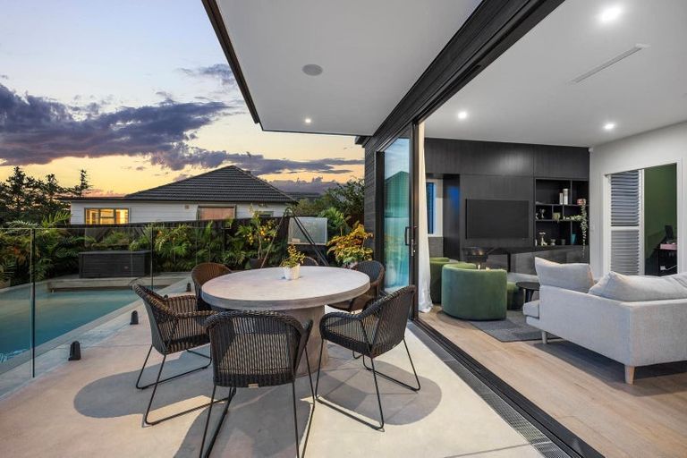 Photo of property in 23 Otakau Road, Milford, Auckland, 0620