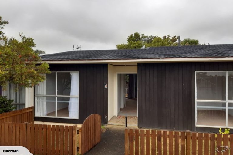 Photo of property in 1/109a Te Atatu Road, Te Atatu South, Auckland, 0610