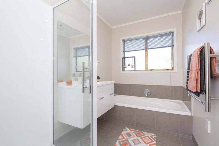 Photo of property in 2/38 Stanniland Street, Sunnyhills, Auckland, 2010