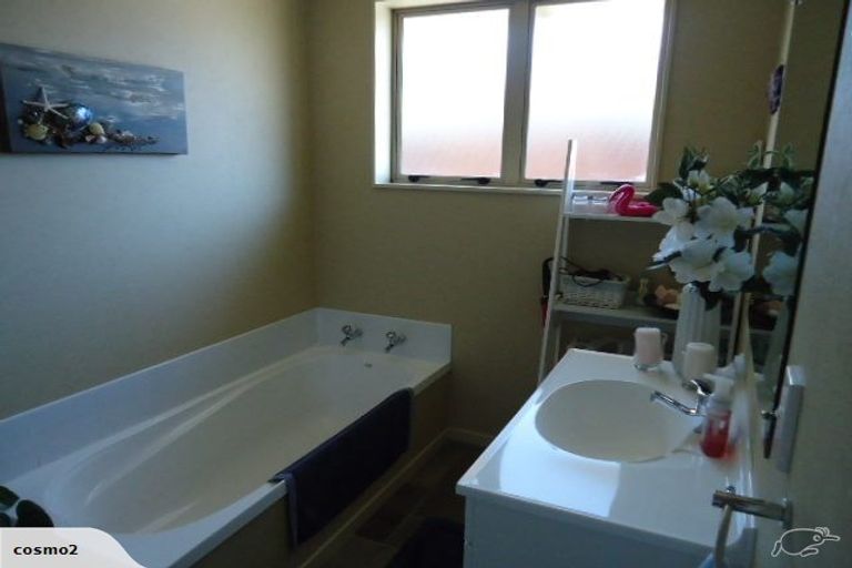 Photo of property in 35 Boston Parade, Kelvin Grove, Palmerston North, 4414