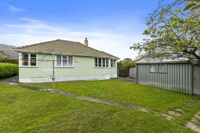 Photo of property in 105 Kowhai Street, Naenae, Lower Hutt, 5011