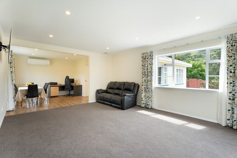 Photo of property in 37 Hampton Hill Road, Tawa, Wellington, 5028