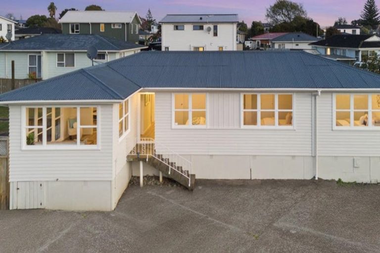 Photo of property in 25 Romney Place, Manurewa, Auckland, 2102