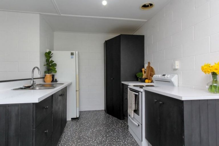 Photo of property in 43 Cumberland Street, Merrilands, New Plymouth, 4312